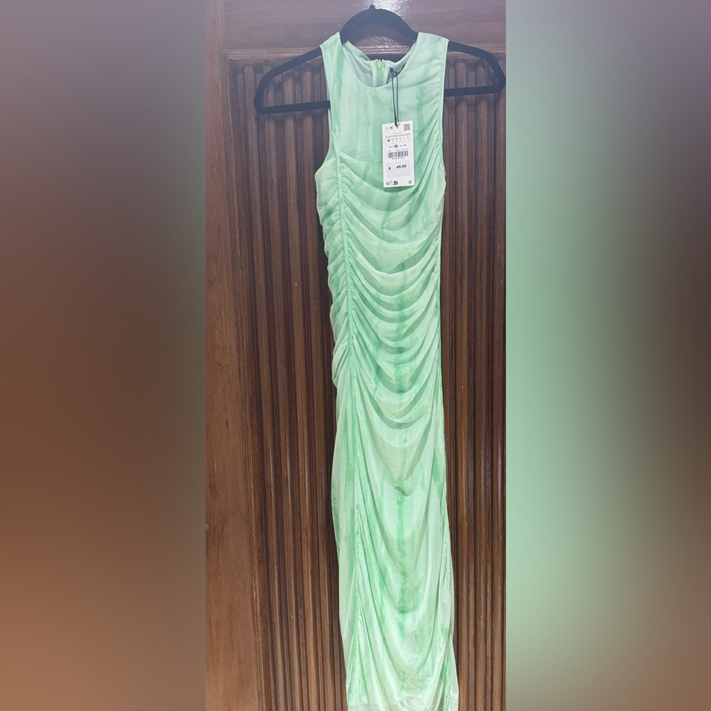 Zara dress size medium. Never worn. Bodycon